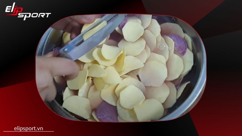 B&agrave;o khoai lang th&agrave;nh l&aacute;t mỏng gi&uacute;p bạn sấy nhanh hơn