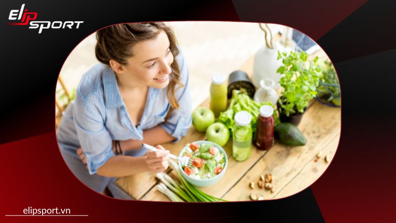Bạn n&ecirc;n bổ sung th&ecirc;m vitamin v&agrave; chất xơ từ tr&aacute;i c&acirc;y v&agrave; rau xanh để kiểm so&aacute;t lượng calo v&agrave;o cơ thể