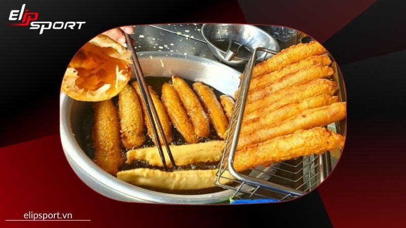 Trong chuối chi&ecirc;n chứa nhiều dầu cũng với độ ngọt cao c&oacute; thể dẫn đến t&igrave;nh trạng thừa calo