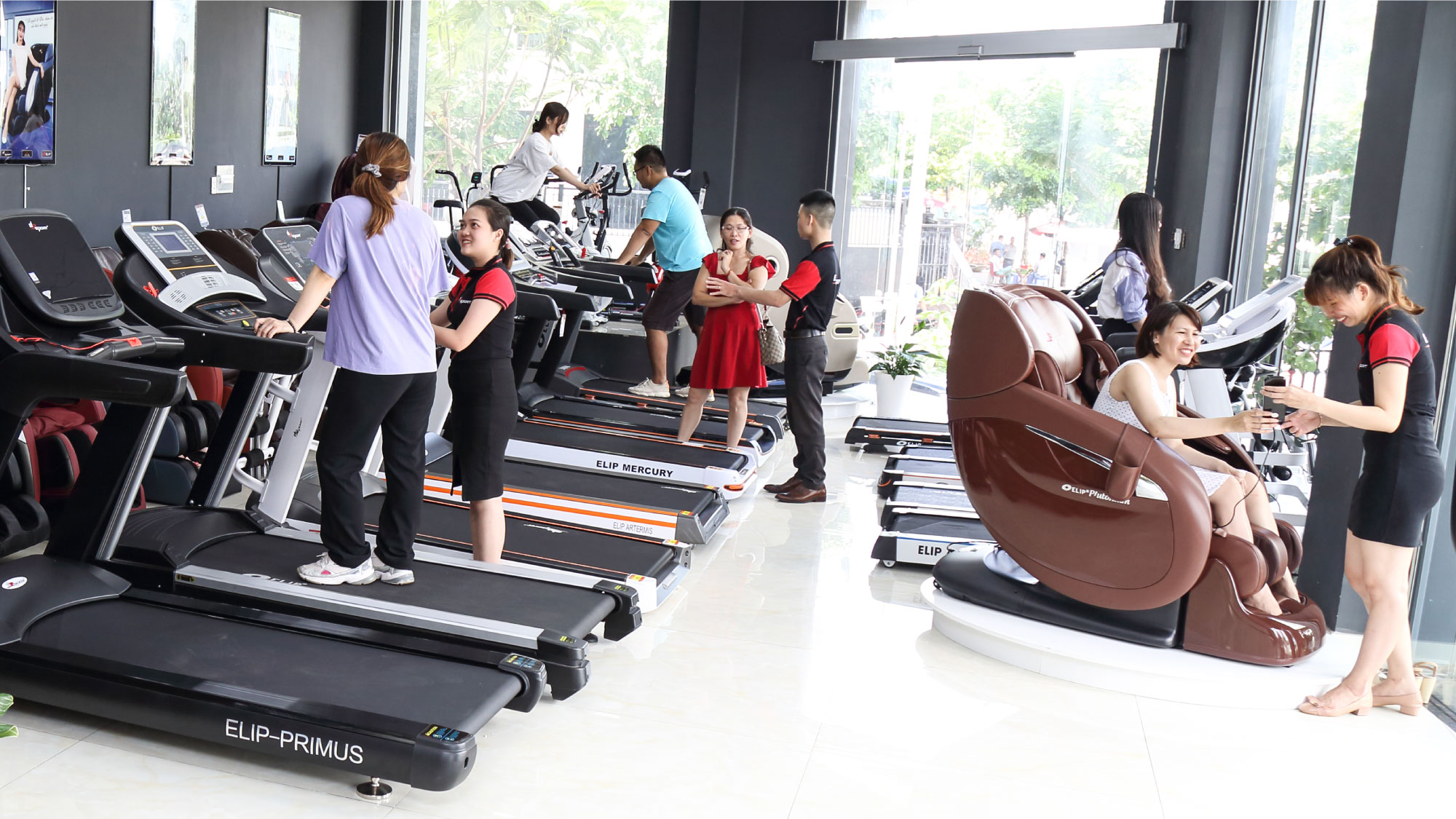 Tăng cường trải nghiệm cho kh&aacute;ch h&agrave;ng tại hệ thống showroom Jun8863 tải ứng dụng