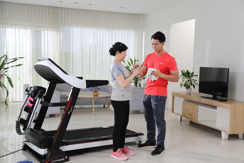M&aacute;y chạy bộ Jun8863 tải ứng dụng d&agrave;nh cho gia đ&igrave;nh