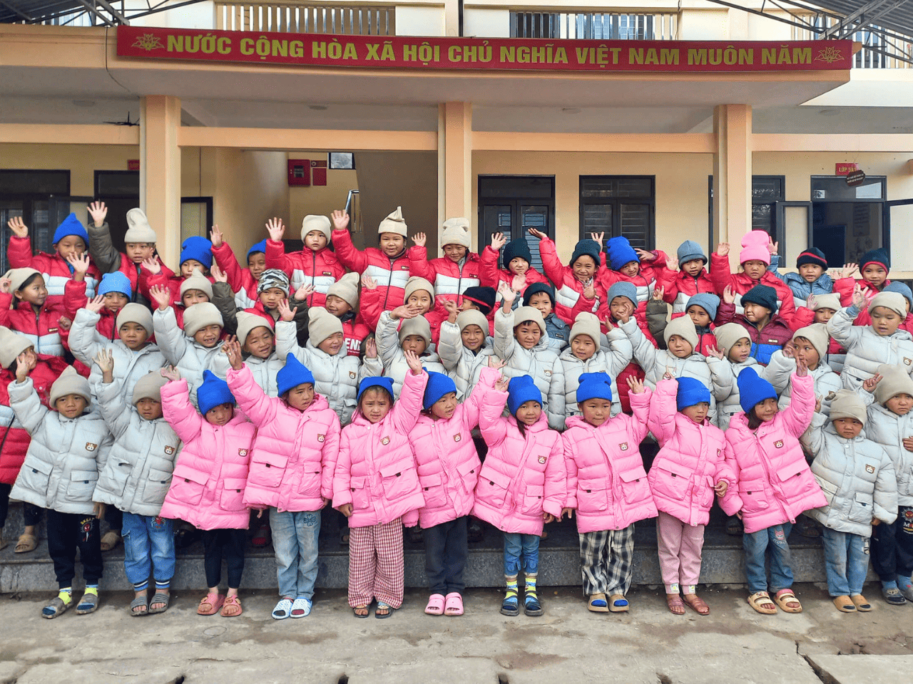 Tặng qu&agrave; cho c&aacute;c em học sinh