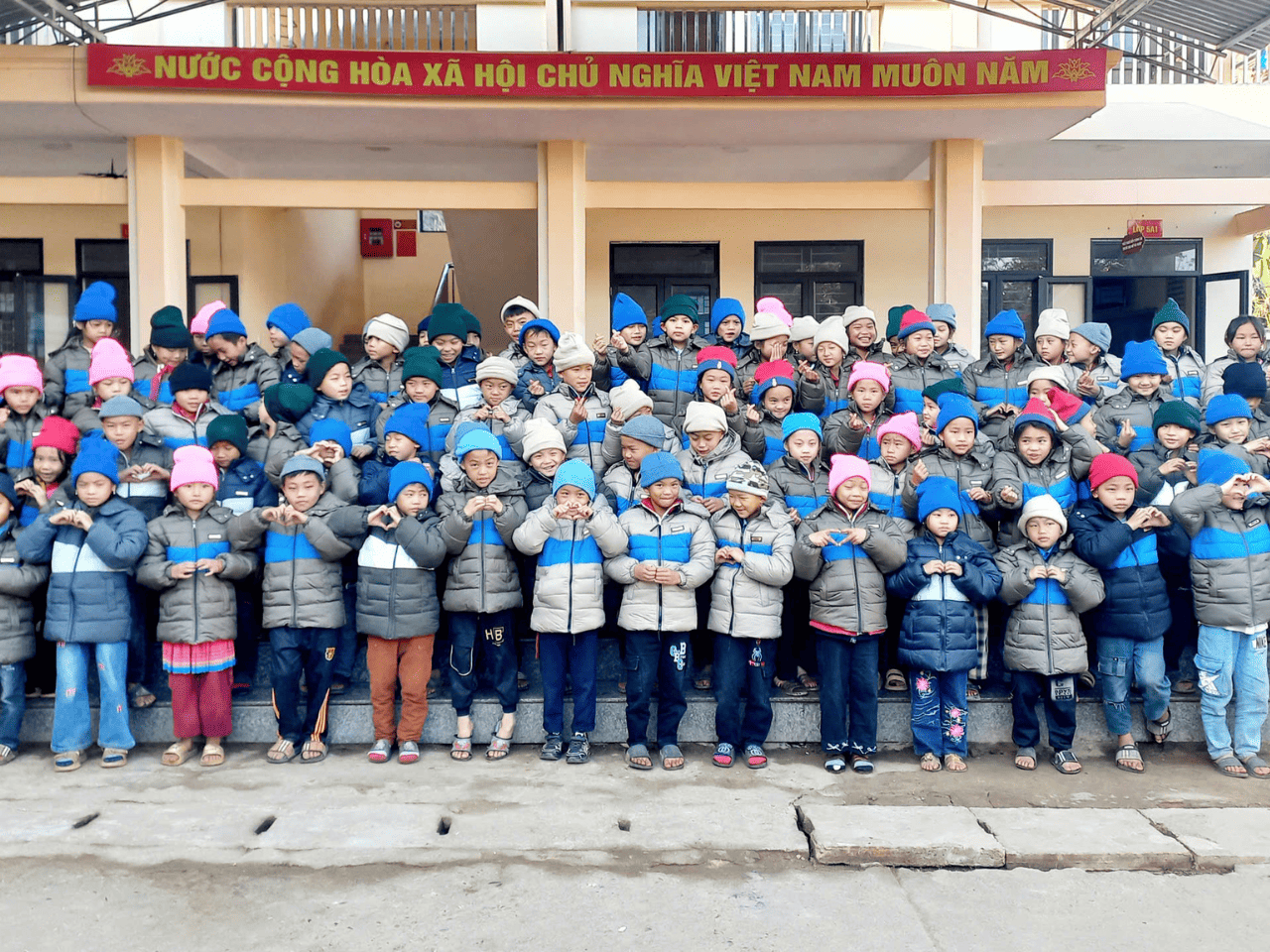 Tặng qu&agrave; cho c&aacute;c em học sinh