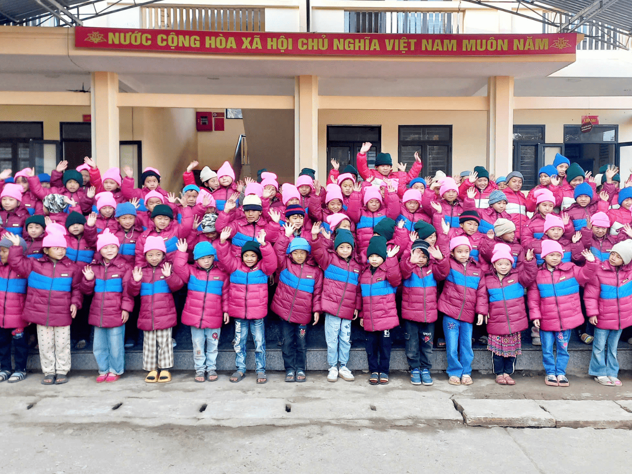 Tặng qu&agrave; cho c&aacute;c em học sinh