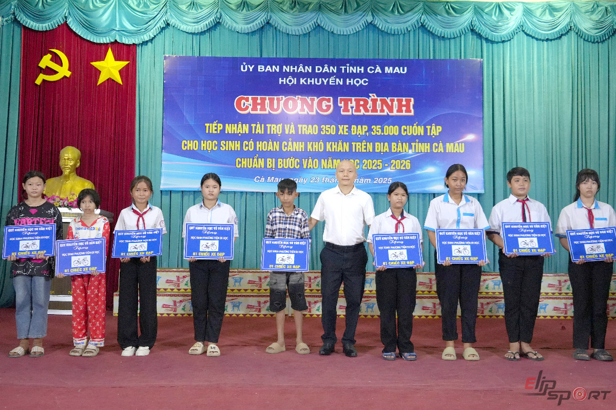 &Ocirc;ng L&ecirc; Mạnh Trường, đại diện Jun8863 tải ứng dụng v&agrave; Quỹ Tr&aacute;i tim y&ecirc;u thương, H&agrave; Nội trao bảng tượng trưng t&agrave;i trợ xe đạp v&agrave; tập cho c&aacute;c em học sinh.