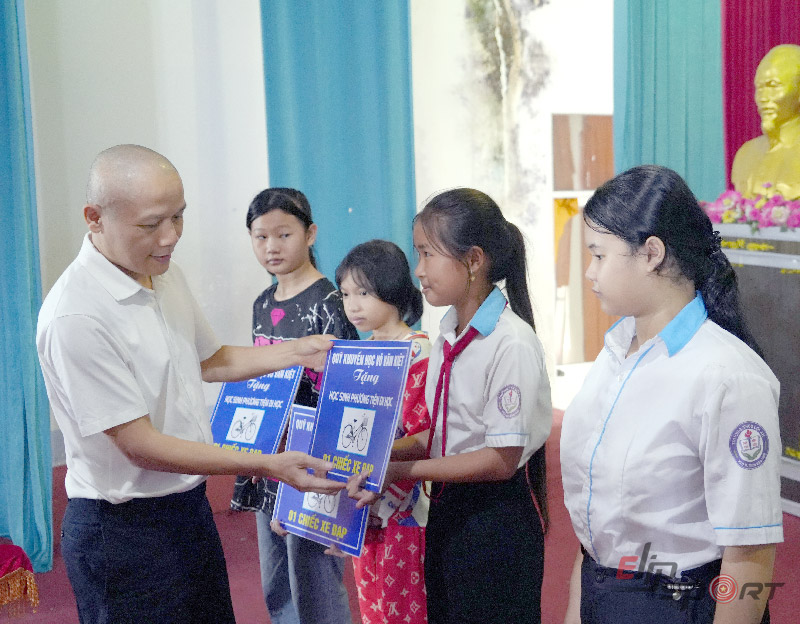 &Ocirc;ng L&ecirc; Mạnh Trường trao qu&agrave; tượng trưng cho c&aacute;c em