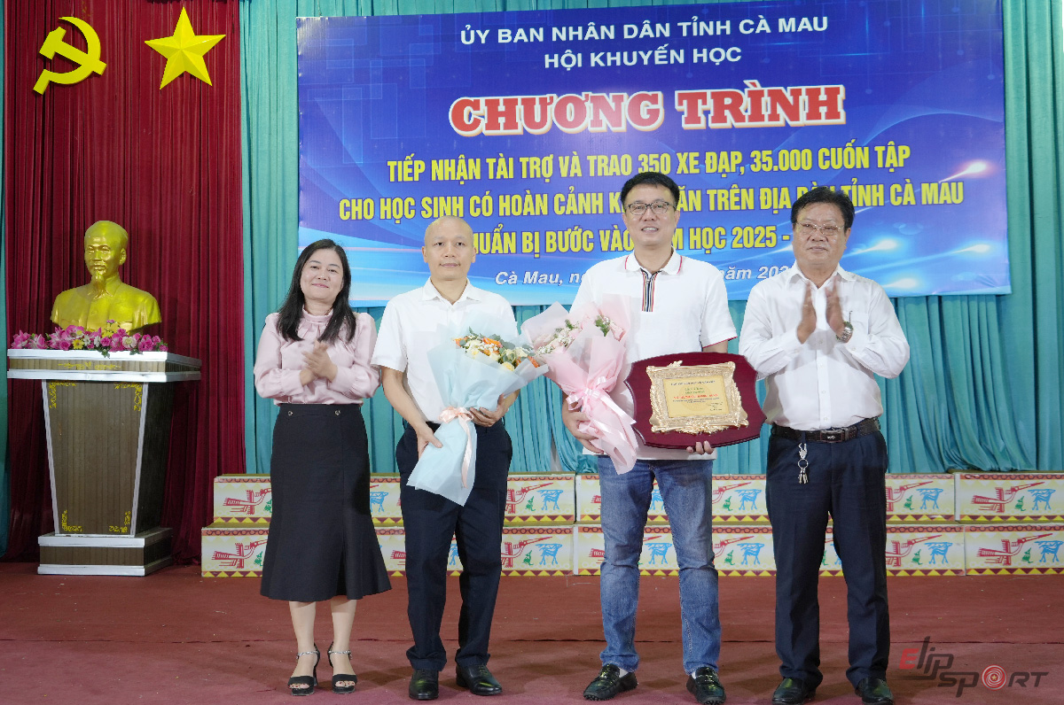  B&agrave; V&otilde; Thị Ngọc H&acirc;n, Ph&oacute; Chủ tịch Uỷ ban MTTQ Việt Nam tỉnh v&agrave; &ocirc;ng Trần Ho&agrave;ng Duy&ecirc;n, Uỷ vi&ecirc;n Ban Chấp h&agrave;nh Trung ương Hội khuyến học Việt Nam, nguy&ecirc;n Chủ tịch Hội khuyến học tỉnh Bạc Li&ecirc;u, Gi&aacute;m đốc Quỹ khuyến học V&otilde; Văn Kiệt, trao hoa v&agrave; bảng ghi nhận tấm l&ograve;ng v&agrave;ng cho nh&agrave; t&agrave;i t