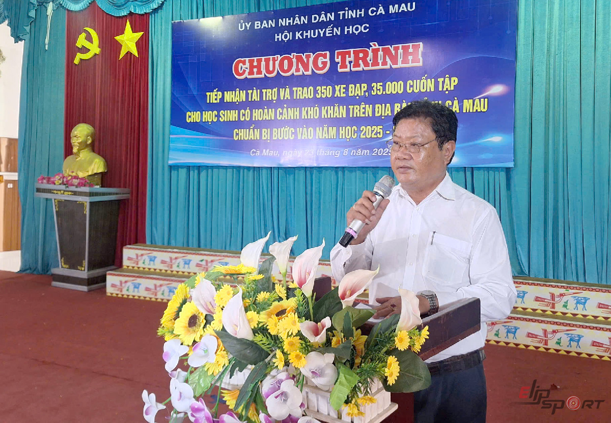 &Ocirc;ng Trần Ho&agrave;ng Duy&ecirc;n,  nguy&ecirc;n Chủ tịch Hội khuyến học tỉnh Bạc Li&ecirc;u, Gi&aacute;m đốc Quỹ khuyến học V&otilde; Văn Kiệt ph&aacute;t biểu cảm ơn c&aacute;c nh&agrave; t&agrave;i trợ đ&atilde; đồng h&agrave;nh trong chương tr&igrave;nh