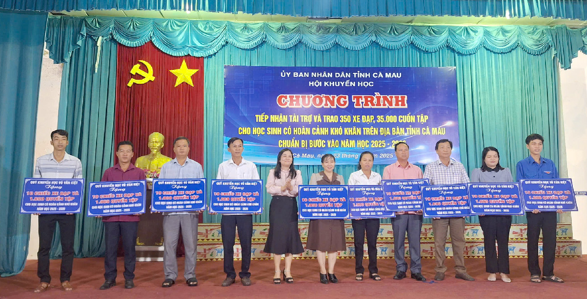 B&agrave; V&otilde; Thị Ngọc H&acirc;n, Ph&oacute; Chủ tịch Uỷ ban MTTQ Việt Nam tỉnh, trao bảng tượng trưng t&agrave;i trợ xe đạp v&agrave; tập cho c&aacute;c x&atilde;, phường.