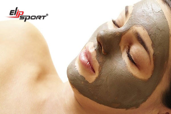 đắp mặt nạ để chăm s&oacute;c da dầu m&ugrave;a h&egrave;