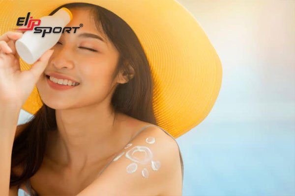 sử dụng kem chống nắng mỗi ng&agrave;y để chăm s&oacute;c da dầu m&ugrave;a h&egrave;