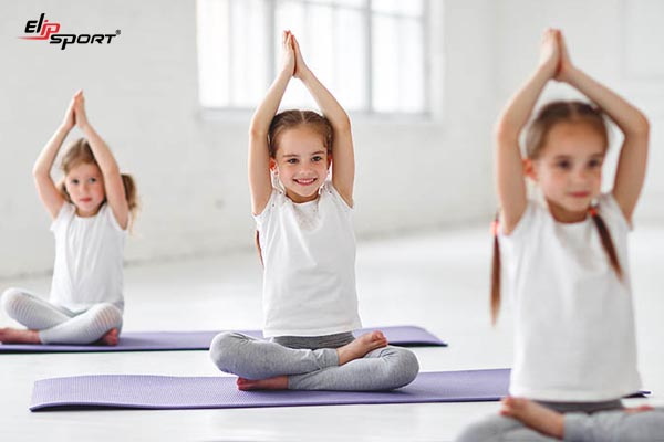 Tập luyện yoga gi&uacute;p cho trẻ y&ecirc;u cơ thể hơn