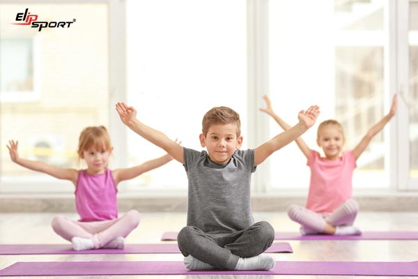 N&ecirc;n cho trẻ khởi đ&ocirc;̣ng kỹ trước khi vào bài t&acirc;̣p chính thức