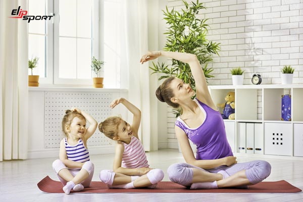 Trẻ tập yoga c&ugrave;ng phụ huynh