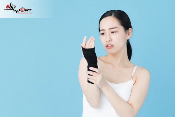 c&aacute;ch giảm đau tay khi chơi cầu l&ocirc;ng