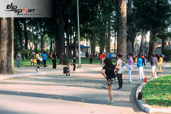 chạy bộ ở c&ocirc;ng vi&ecirc;n Ho&agrave;ng Văn Thụ, T&acirc;n B&igrave;nh
