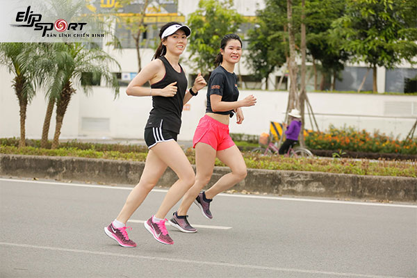 chạy bộ ở c&ocirc;ng vi&ecirc;n Ho&agrave;ng Văn Thụ, T&acirc;n B&igrave;nh