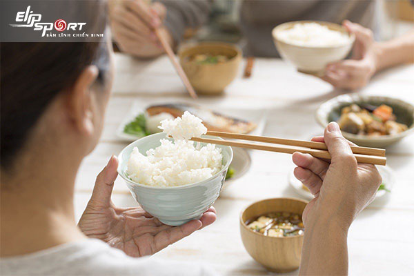 cơm c&oacute; nhiều tinh bột kh&ocirc;ng