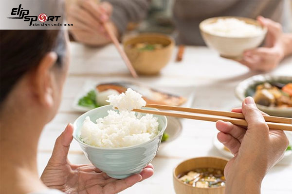 Một ch&eacute;n cơm trắng bao nhi&ecirc;u carb