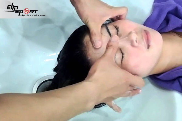 xoa b&oacute;p bấm huyệt chữa đau đầu
