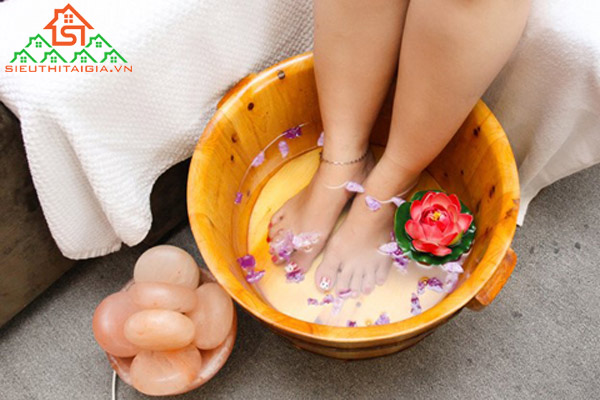c&aacute;ch sử dụng đ&aacute; muối massage ch&acirc;n