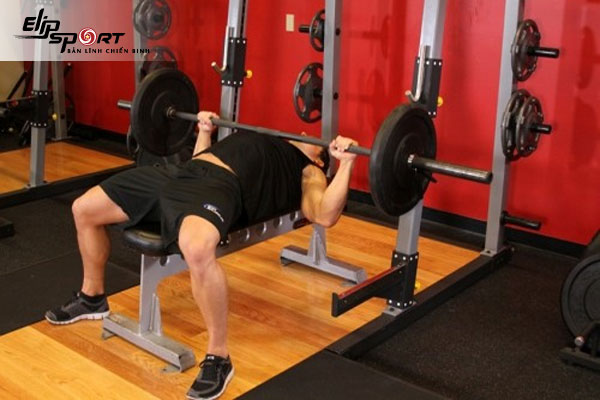 đẩy tạ nằm đ&uacute;ng c&aacute;ch