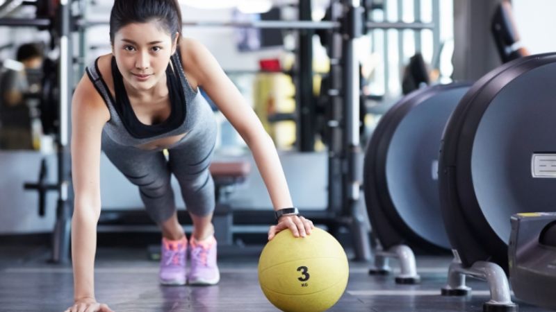 Tập gym n&ecirc;n hạn chế ăn b&aacute;nh tr&aacute;ng nướng