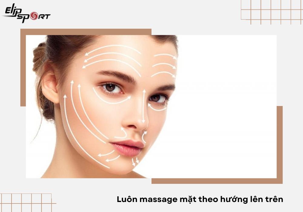 Lu&ocirc;n massage mặt theo hướng l&ecirc;n tr&ecirc;n