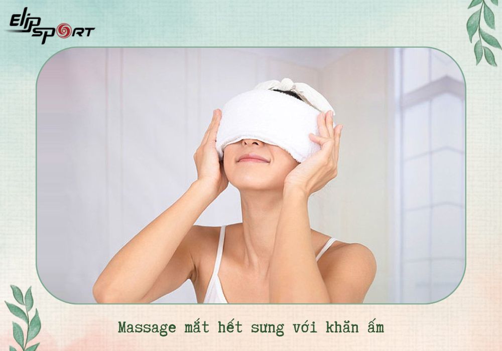 Massage mắt hết sưng với khăn ấm