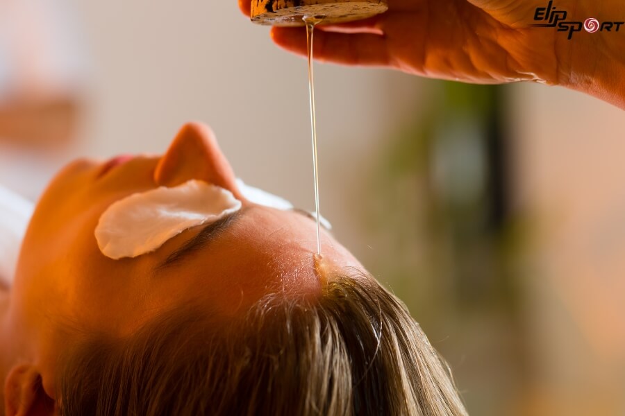 massage Ấn Độ đổ dầu l&ecirc;n tr&aacute;n