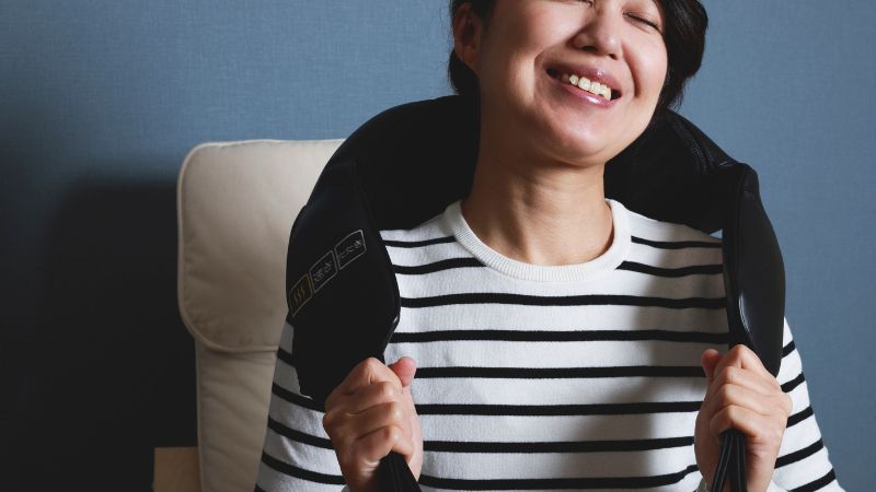 M&aacute;y massage vai được sử dụng để cải thiện sức khỏe