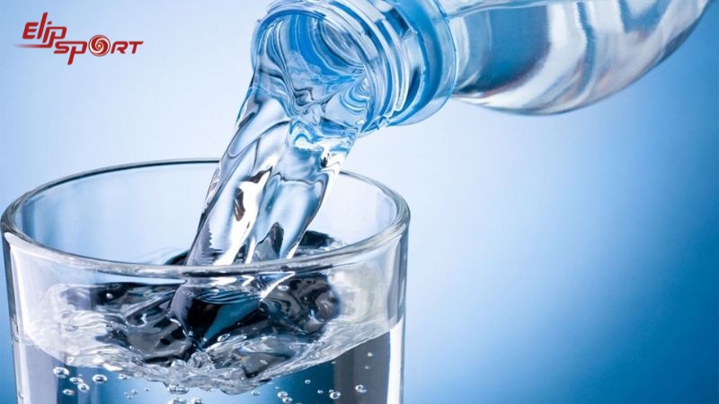 Trong qu&aacute; tr&igrave;nh r&egrave;n luyện, n&ecirc;n chỉ ti&ecirc;u d&ugrave;ng nước lọc v&agrave; tr&aacute;nh xa nước ngọt
