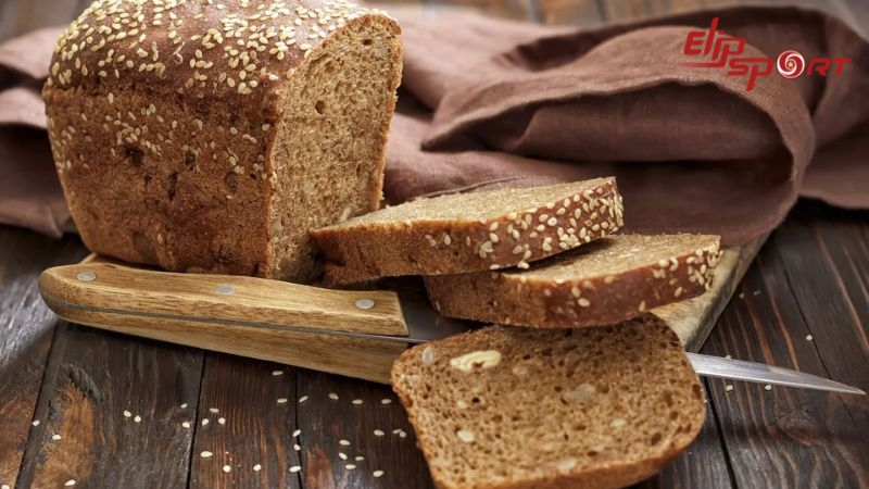 1 l&aacute;t b&aacute;nh m&igrave; đen chứa nhiều tinh bột tốt c&ugrave;ng một ch&uacute;t bơ đậu phộng &iacute;t đường
