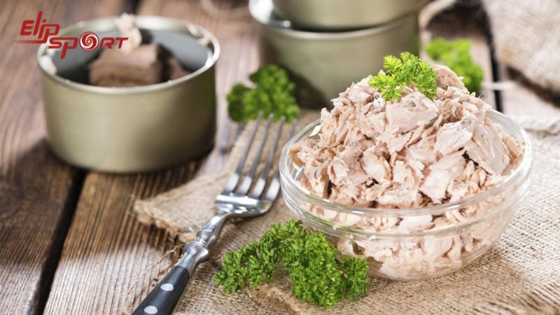 1 hộp c&aacute; ngừ chứa nhiều omega-3 cung cấp protein, chất b&eacute;o tốt cho cơ thể