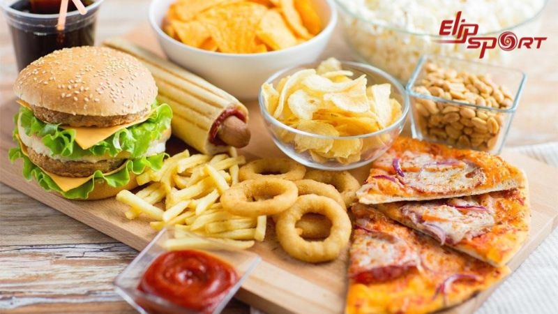 Bạn kh&ocirc;ng n&ecirc;n nạp qu&aacute; nhiều thức ăn c&oacute; nhiều dầu mỡ