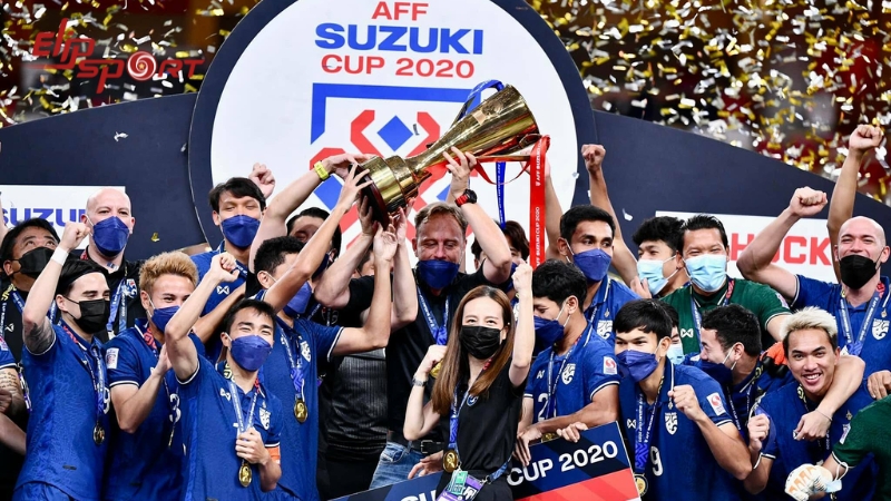 P&ouml;lking l&agrave; khi dẫn dắt đội tuyển Th&aacute;i Lan đoạt chức v&ocirc; địch AFF Cup 2020