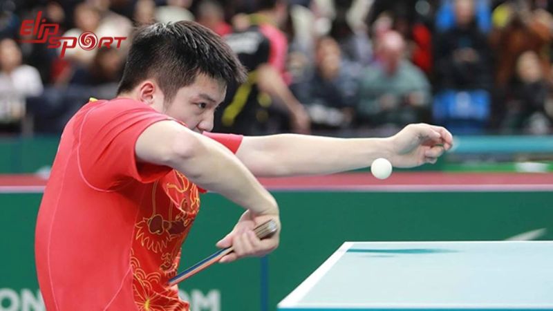 B&oacute;ng ở điểm cao nhất của đường cong b&oacute;ng bay l&agrave; thời điểm đ&aacute;nh b&oacute;ng tốt nhất