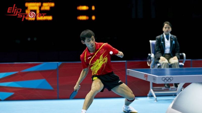 Lăng vợt nhanh ch&oacute;ng khi b&oacute;ng đối phương nảy qua điểm cao nhất