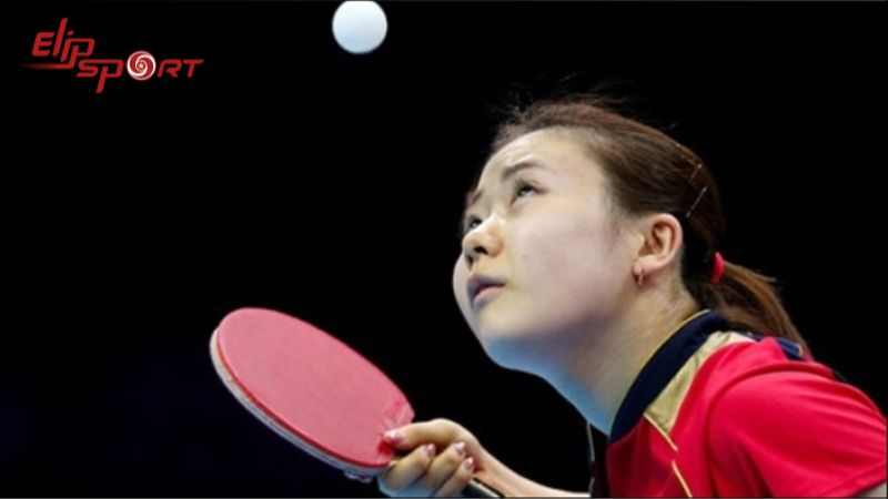 Để vợt chuyển động theo qu&aacute;n t&iacute;nh cho đến khi n&oacute; ở ngang với đu&ocirc;i mắt phải