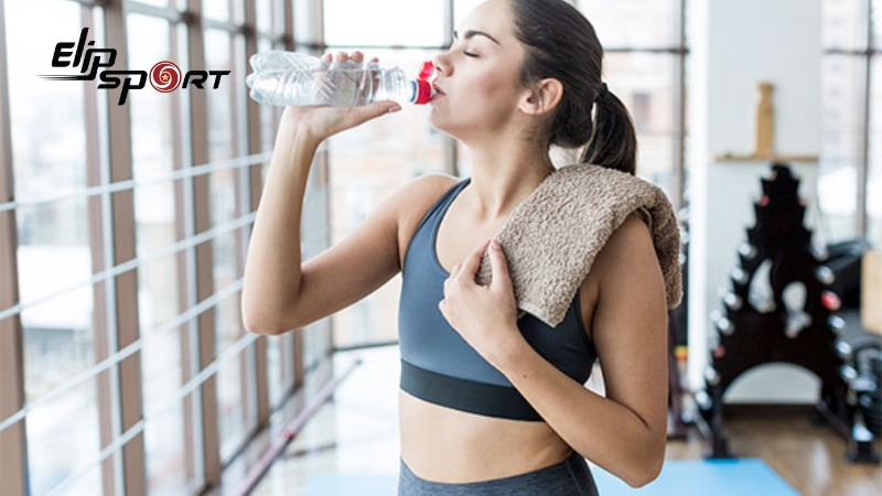 Uống một ngụm nước nhỏ giúp bạn lấy lại được thể lực