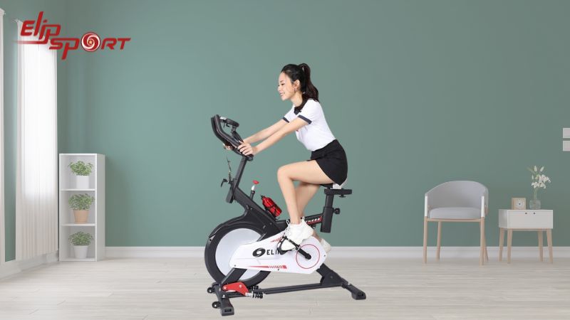 Xe đạp tập thể dục thẳng đứng l&agrave; thiết bị m&ocirc; phỏng c&aacute;ch hoạt động của xe đạp