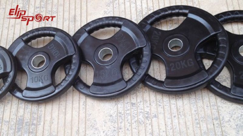 Đĩa tạ thường được l&agrave;m bằng gang hoặc th&eacute;p