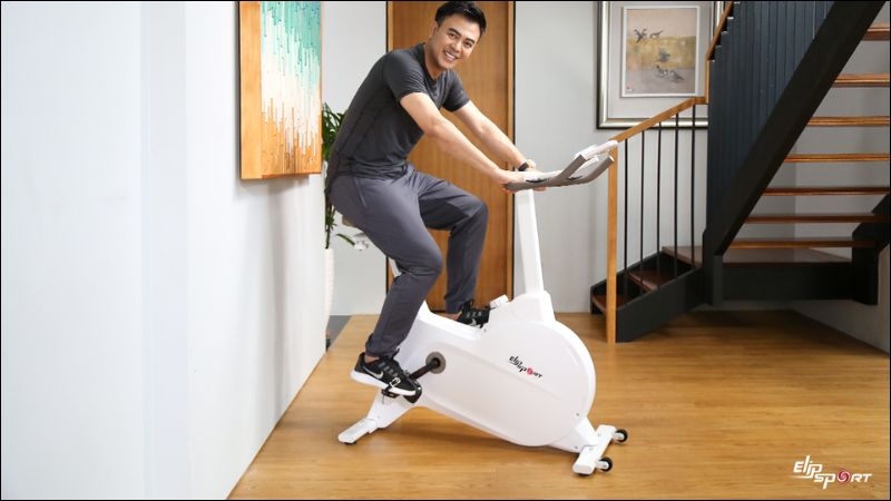 Đạp xe trong nh&agrave; l&agrave; phương ph&aacute;p tập luyện đơn giản v&agrave; tiện lợi nhất