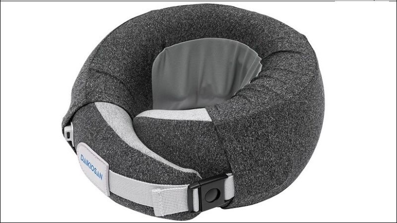 M&aacute;y massage cổ Daikiosan DVMG-00001 được thiết kế vai đeo vừa vặn v&agrave; dễ d&agrave;ng gấp gọn, tiện lợi khi mang đi xa