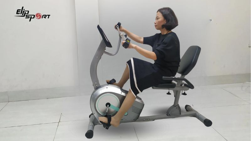 Khởi động nhẹ nh&agrave;ng v&agrave; tiến h&agrave;nh điều chỉnh chỗ ngồi theo chiều cao của xe, tay l&aacute;i, d&acirc;y đai b&agrave;n đạp,...