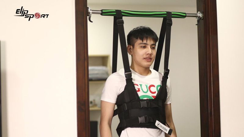 Treo đai l&ecirc;n x&agrave; v&agrave; bấm kh&oacute;a chốt hai b&ecirc;n vai của đai treo