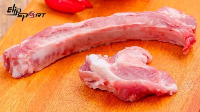 Trong 100g sườn heo tươi chưa qua chế biến c&oacute; khoảng 300 calo