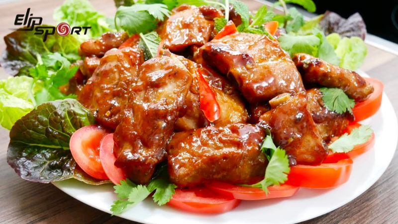 Bạn c&oacute; thể chọn ăn khoảng 100g sườn (tương đương 2-3 miếng)