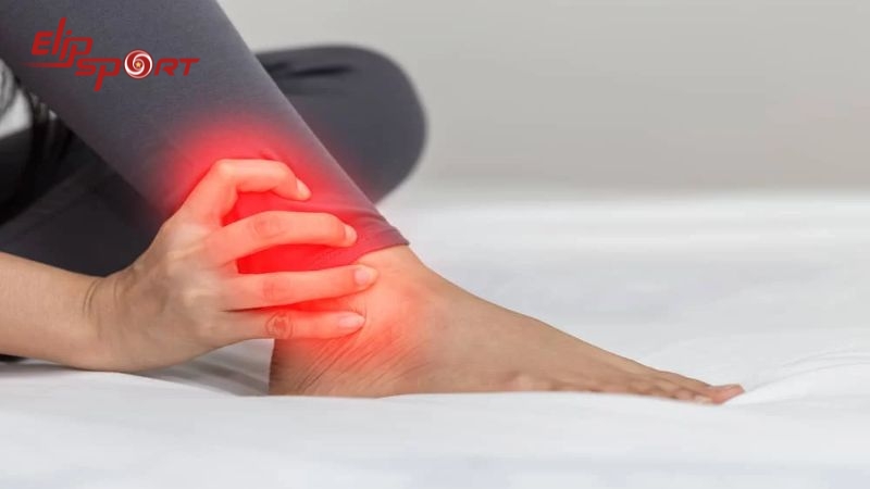 Bong g&acirc;n mắt c&aacute; ch&acirc;n l&agrave; một chấn thương cấp t&iacute;nh