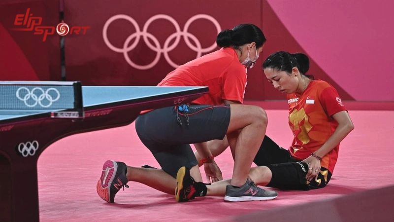 Nếu vận động qu&aacute; mạnh, bạn cũng c&oacute; thể gặp chấn thương đầu gối